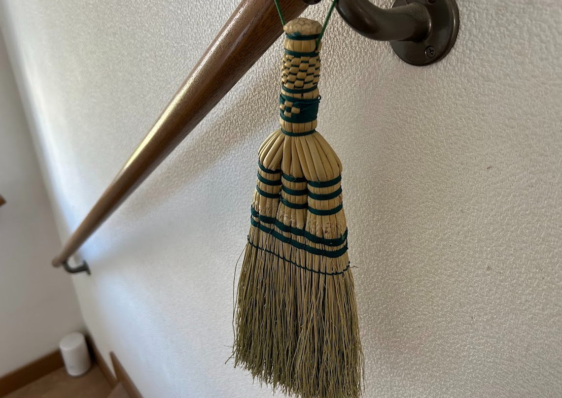 階段掃除用の小さなホウキ